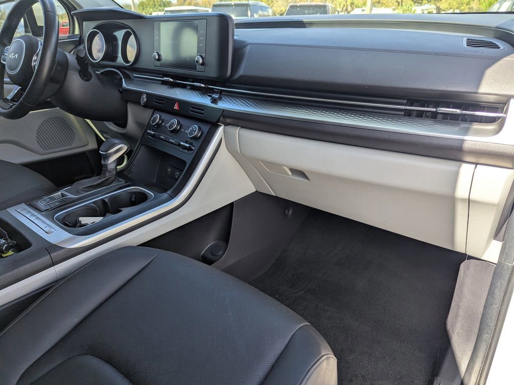 Certified 2024 Kia Carnival LX image 9