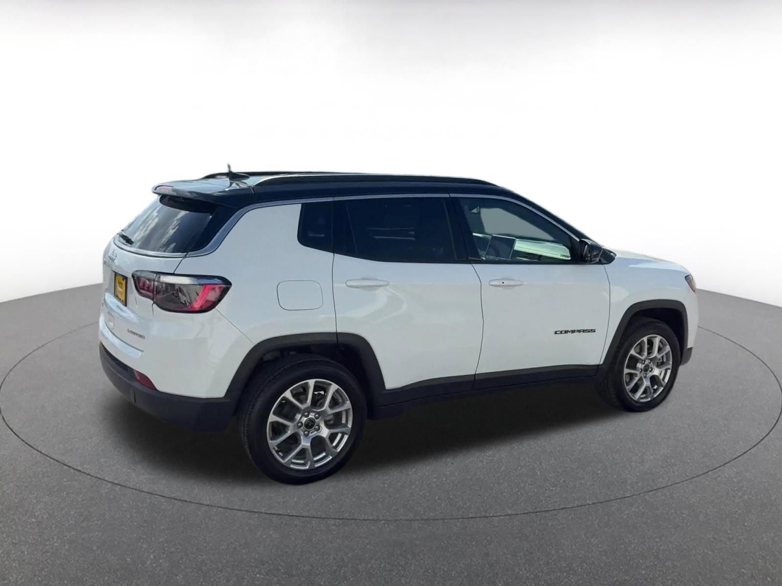 Used 2025 Jeep Compass Limited AWD/4WD image 15