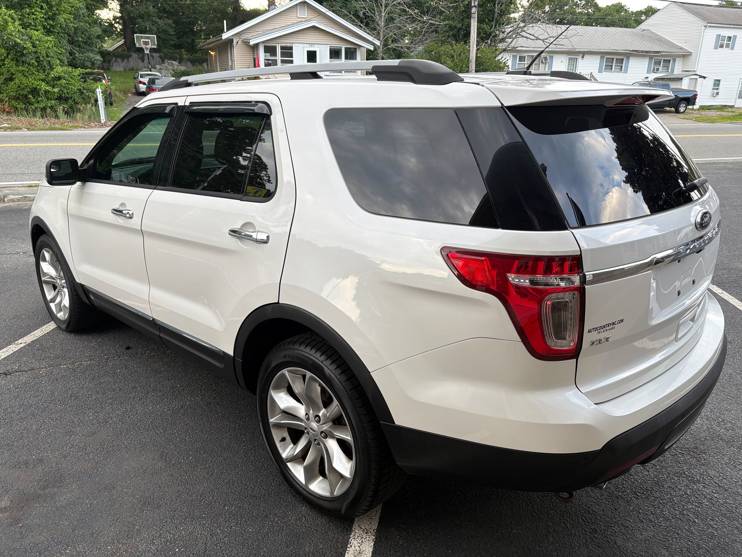 Used 2014 Ford Explorer XLT w/ Equipment Group 202A AWD/4WD image 7