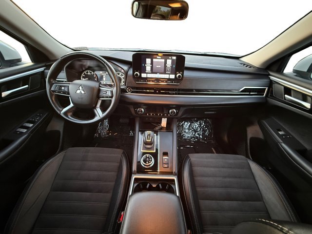 Used 2024 Mitsubishi Outlander SE image 13