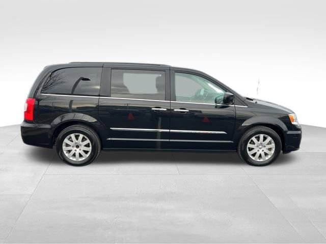 Used 2016 Chrysler Town & Country Touring w/ Driver Convenience Group image 8