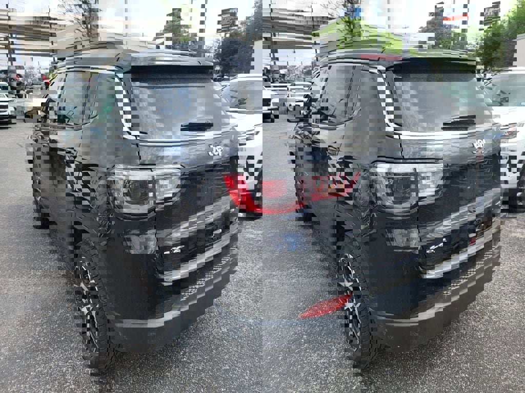 Used 2025 Jeep Compass Limited image 10