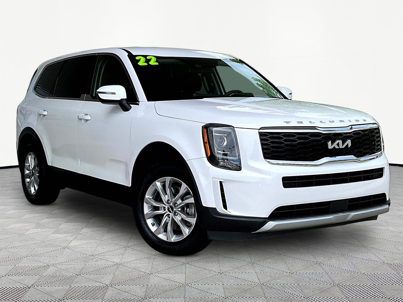 Used 2022 Kia Telluride LX AWD/4WD image 3