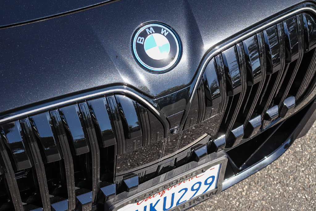 Used 2026 BMW 750e xDrive w/ Premium Package AWD/4WD image 11