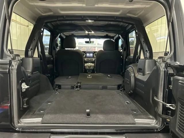Used 2023 Jeep Wrangler Unlimited Sahara AWD/4WD image 16