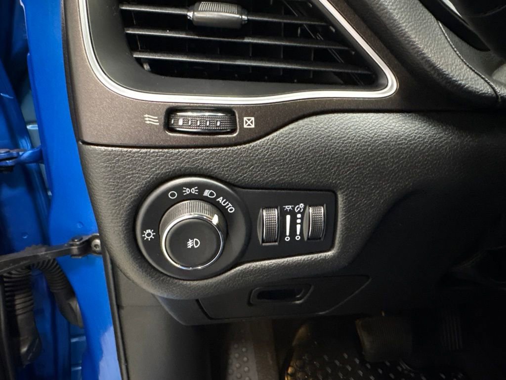 Used 2022 Jeep Cherokee Trailhawk AWD/4WD image 26