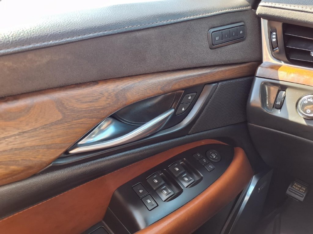 Used 2019 Cadillac Escalade Luxury AWD/4WD image 19