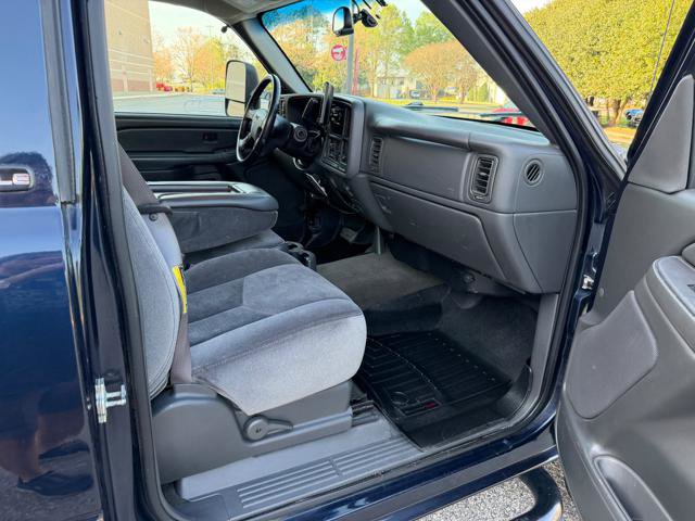 Used 2006 GMC Sierra 2500 SLE w/ Snow Plow Prep Package image 17