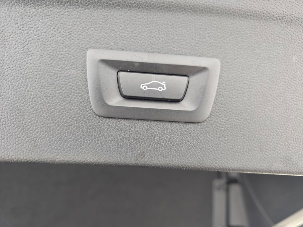 Used 2026 BMW iX xDrive45 w/ M Sport Package AWD/4WD image 16