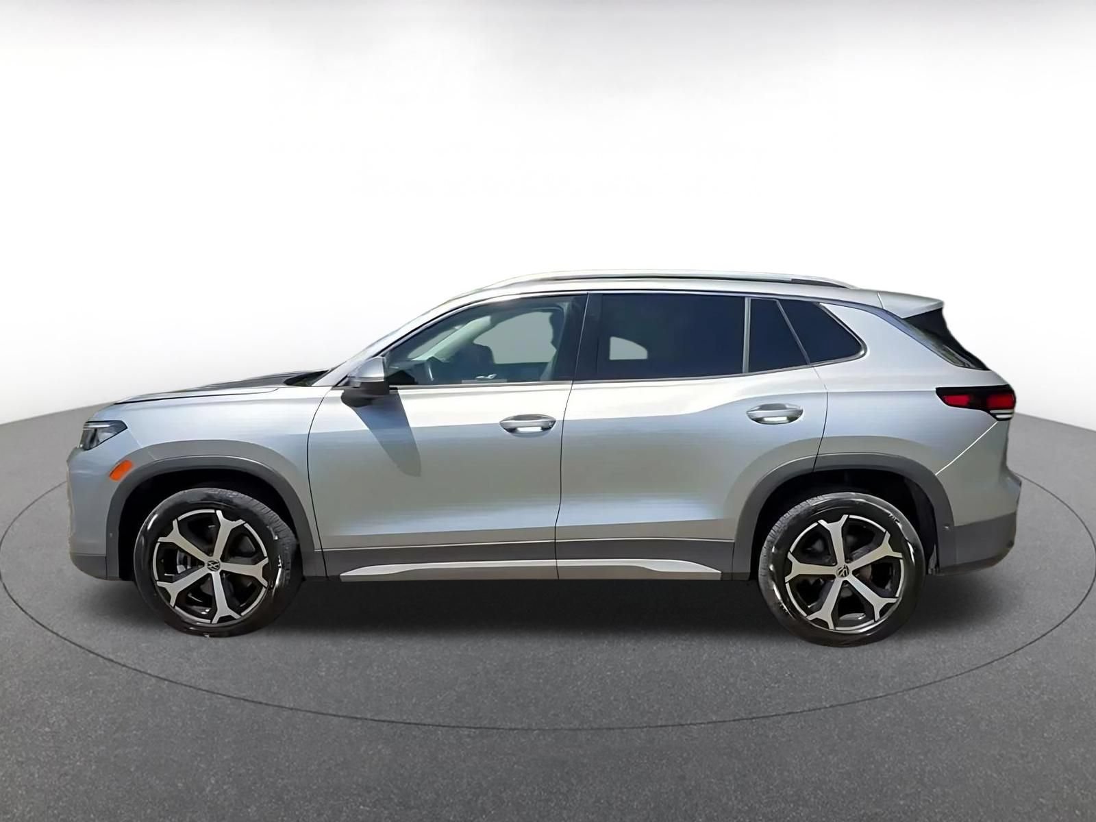 Used 2026 Volkswagen Tiguan SE AWD/4WD image 8