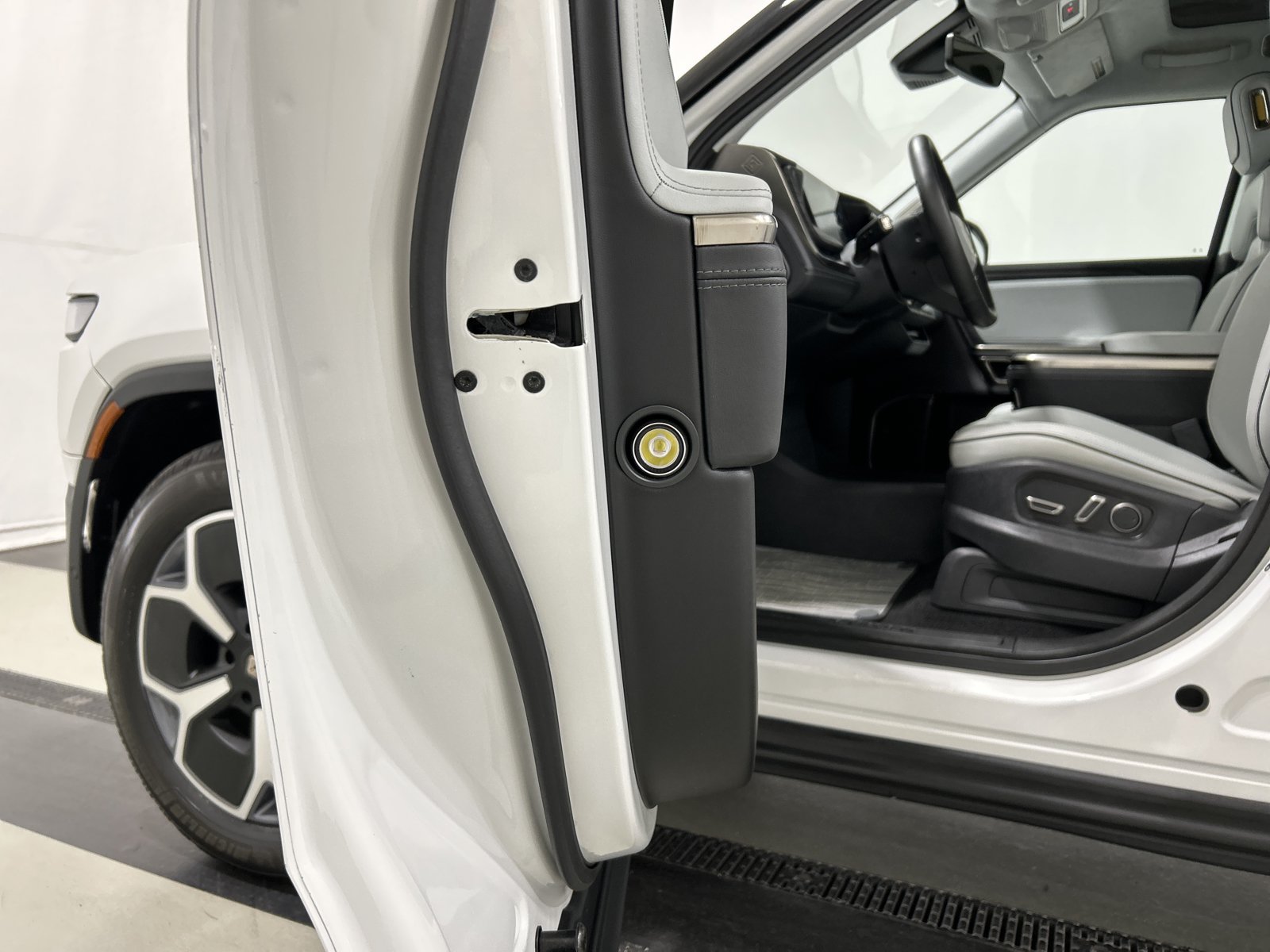 Used 2023 Rivian R1S Adventure AWD/4WD image 32