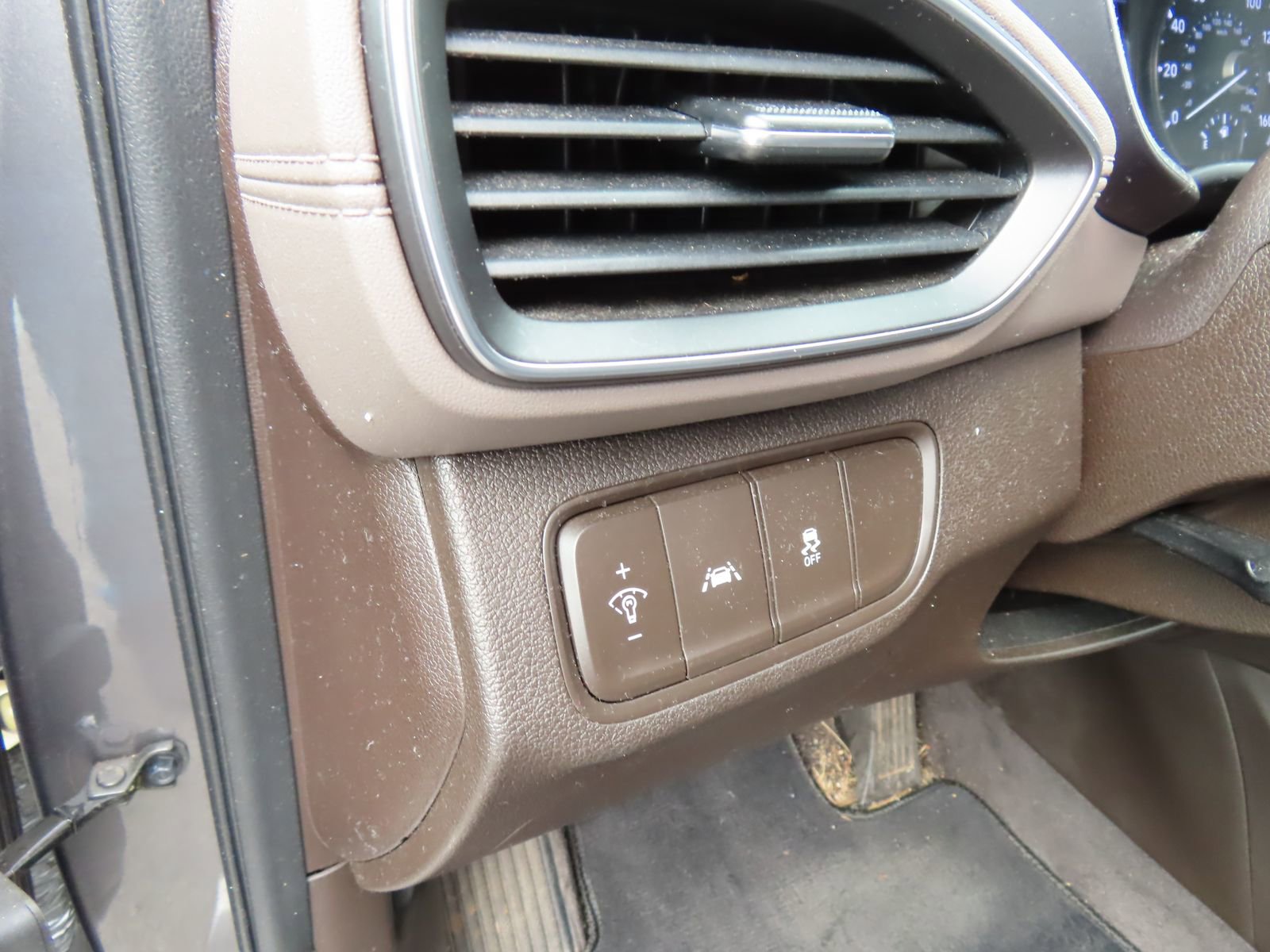 Used 2020 Hyundai Santa Fe SE image 13