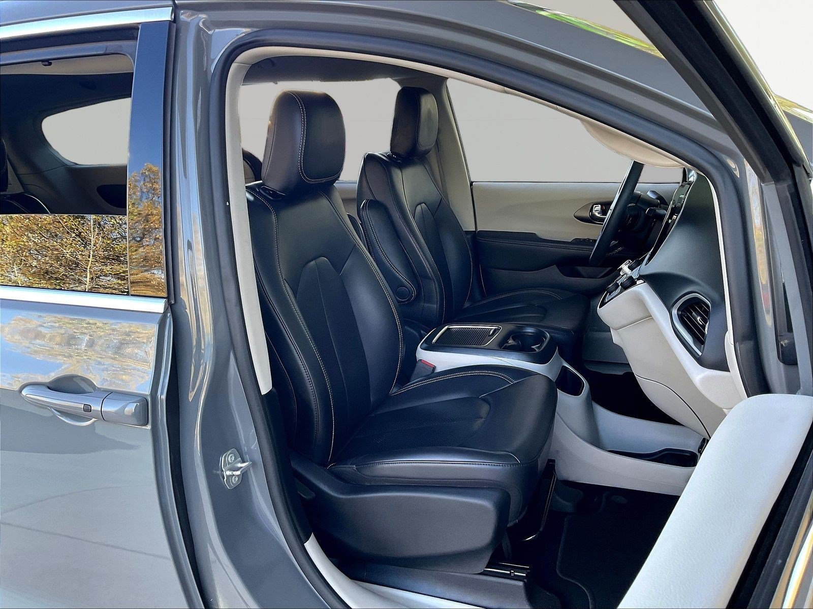 Used 2023 Chrysler Pacifica Touring-L FWD image 29