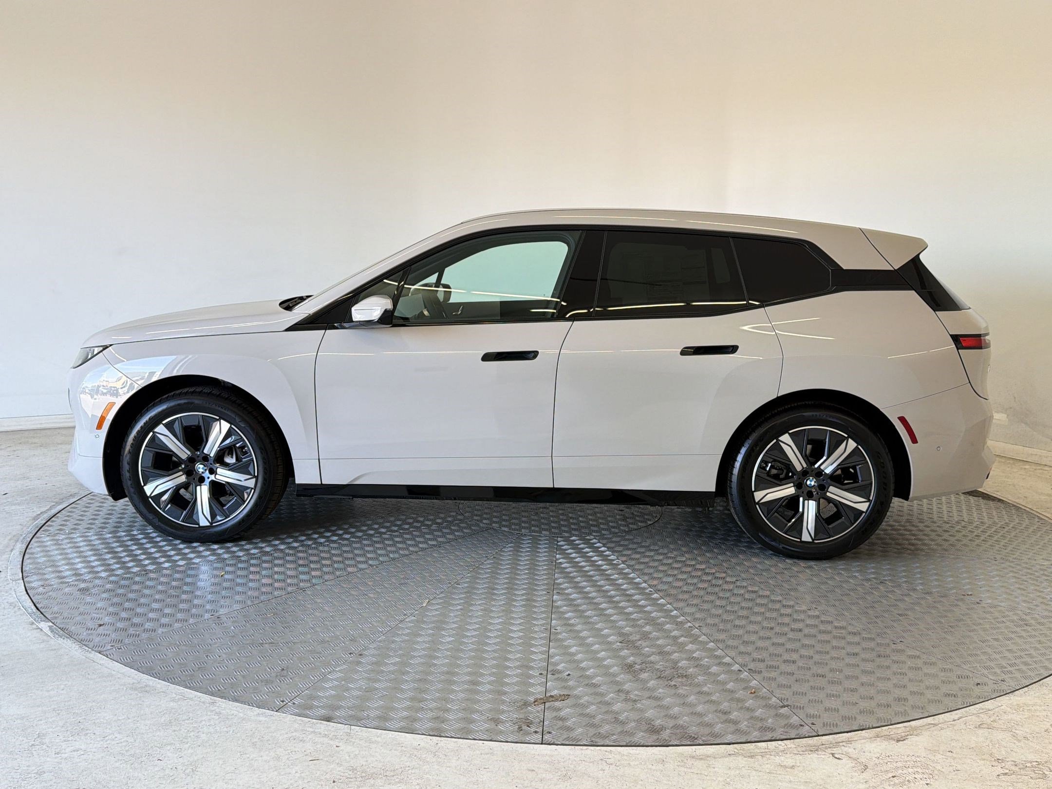 New 2026 BMW iX xDrive45 AWD/4WD image 2