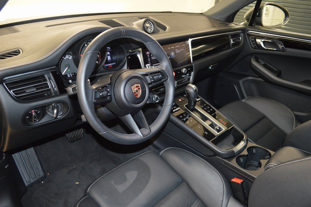 Used 2025 Porsche Macan image 4