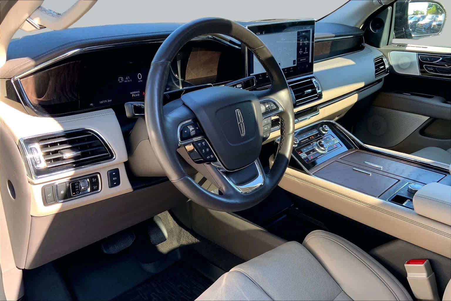 Used 2024 Lincoln Navigator Reserve AWD/4WD image 18