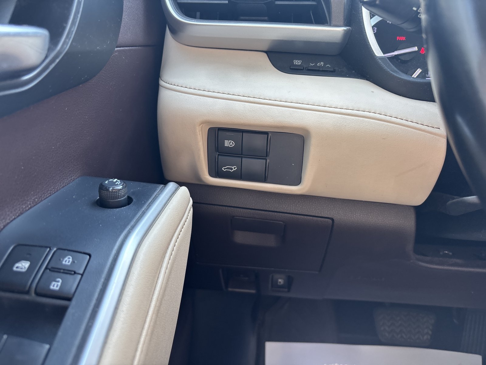 Used 2022 Toyota Highlander XLE AWD/4WD image 17