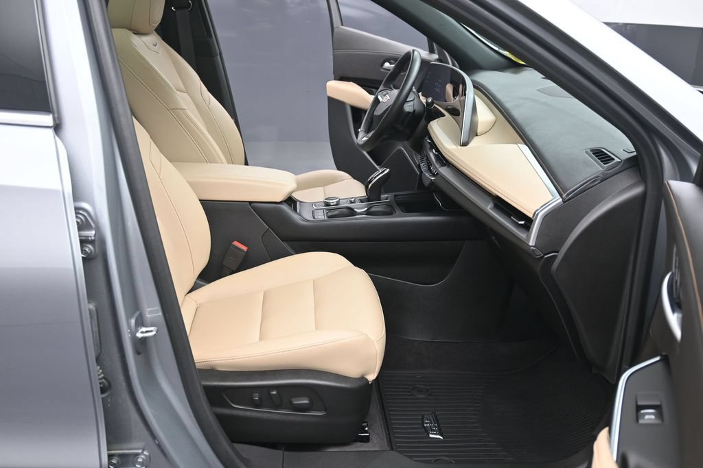 Used 2024 Cadillac XT4 Luxury w/ Cold Weather Package AWD/4WD image 11