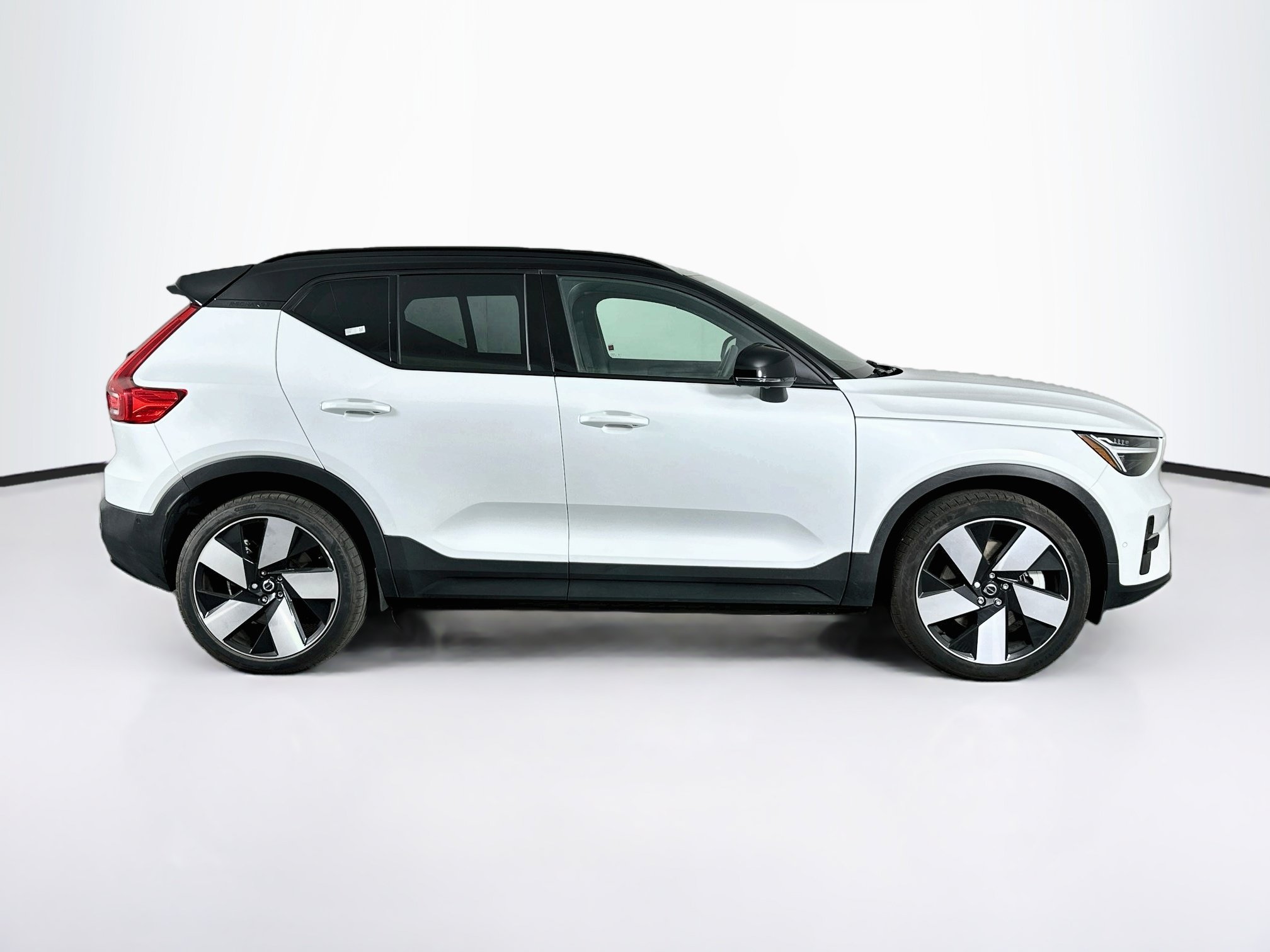 Used 2024 Volvo XC40 Recharge Plus w/ Protection Package Premier RWD image 10