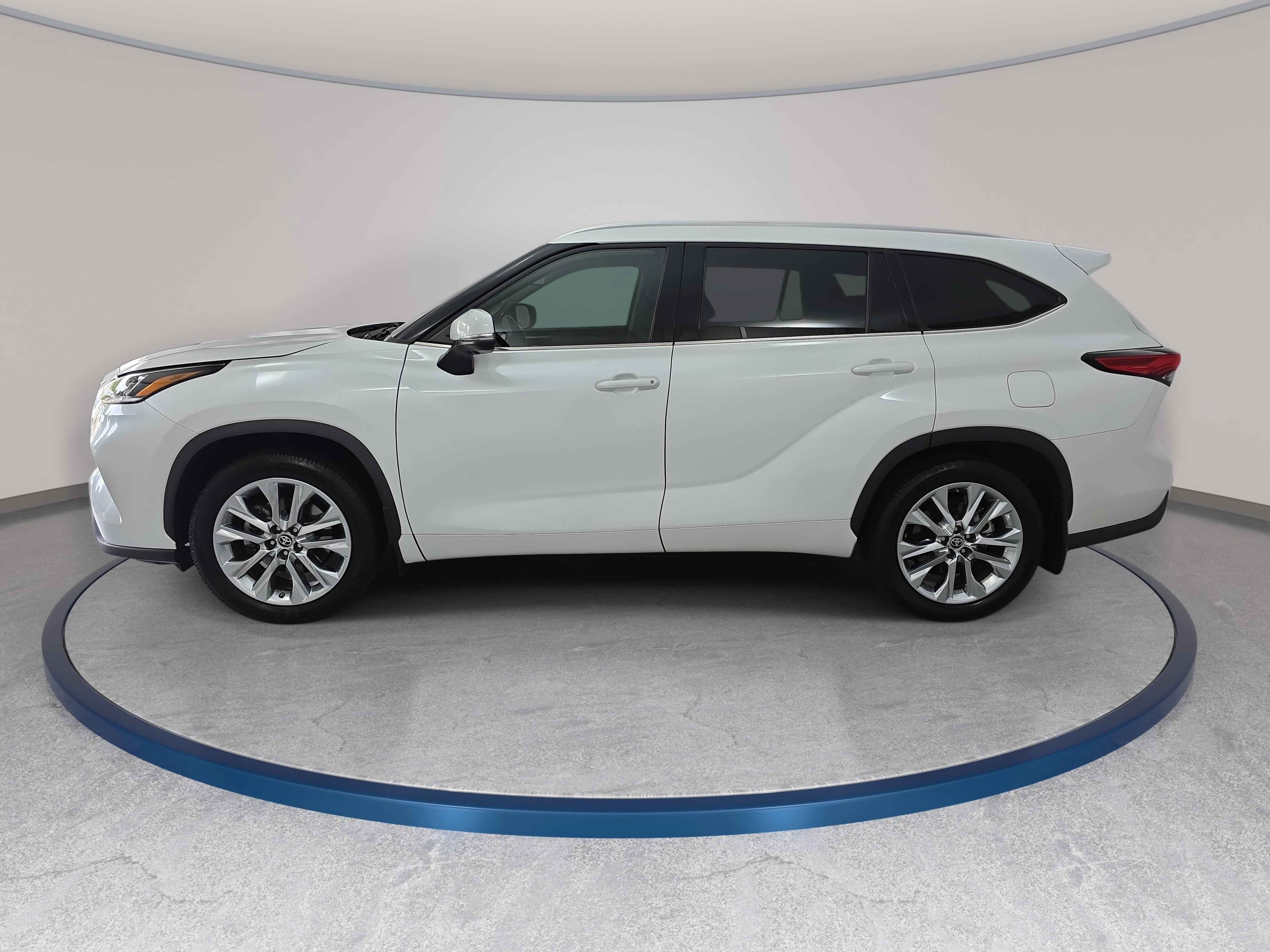 Used 2023 Toyota Highlander Limited FWD image 8