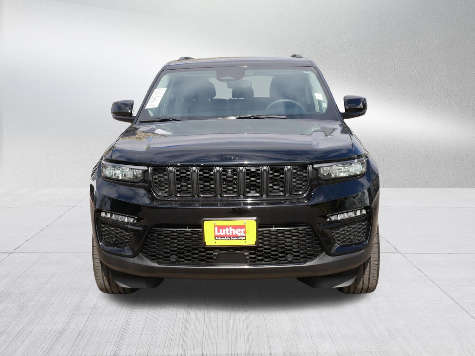 Used 2023 Jeep Grand Cherokee Limited w/ Luxury Tech Group II AWD/4WD image 2