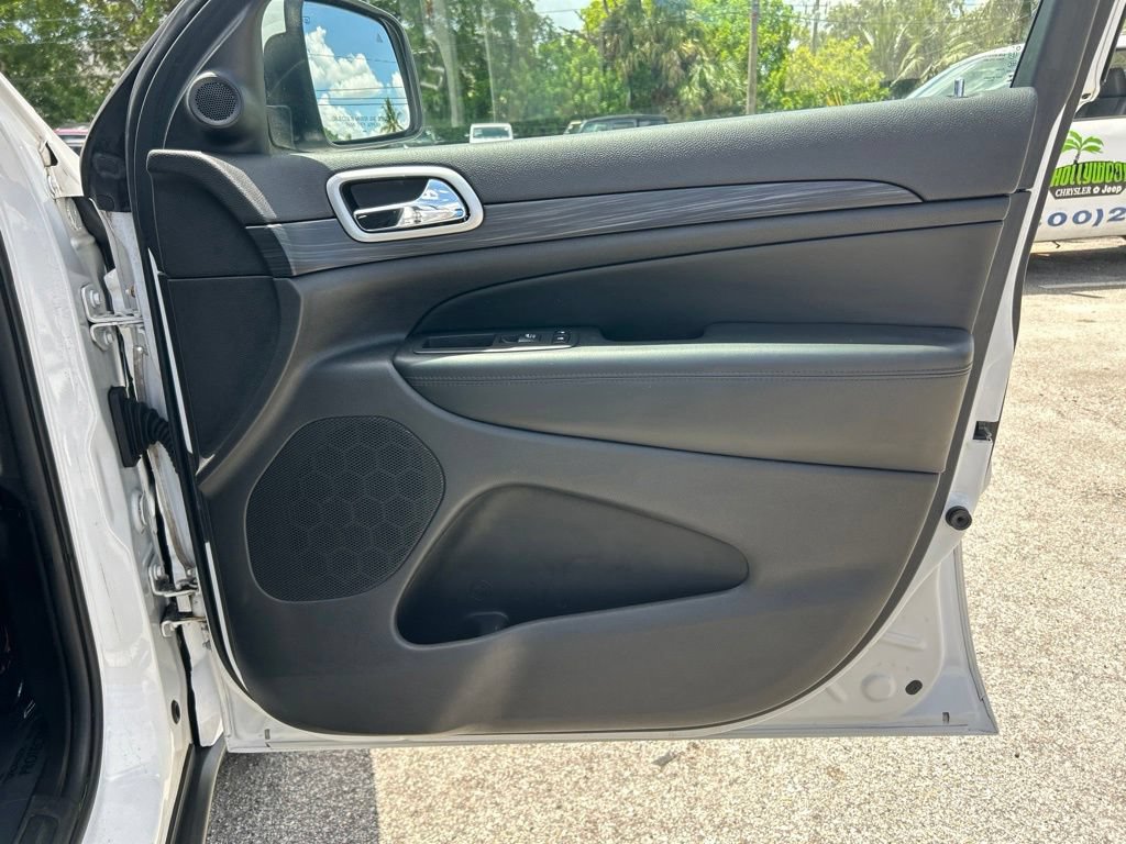 Used 2019 Jeep Grand Cherokee Laredo RWD image 25