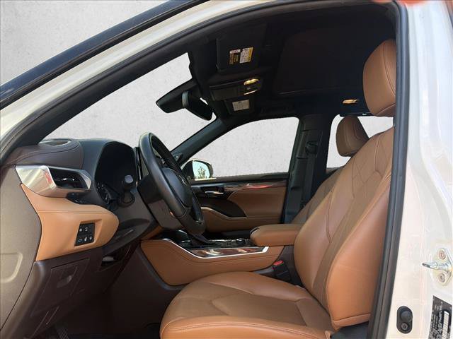 Used 2022 Toyota Highlander Platinum AWD/4WD image 11
