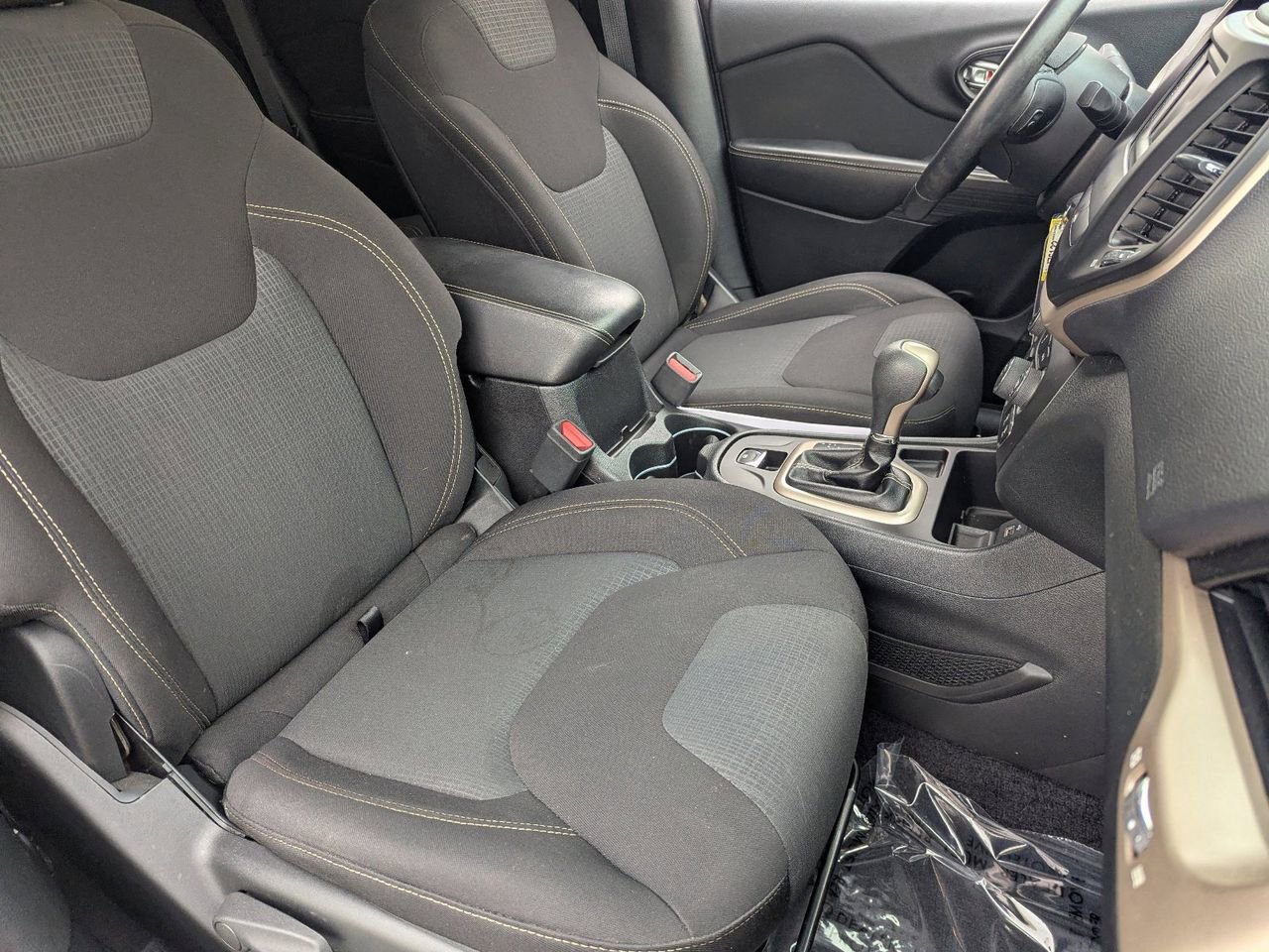 Used 2016 Jeep Cherokee Latitude FWD image 8