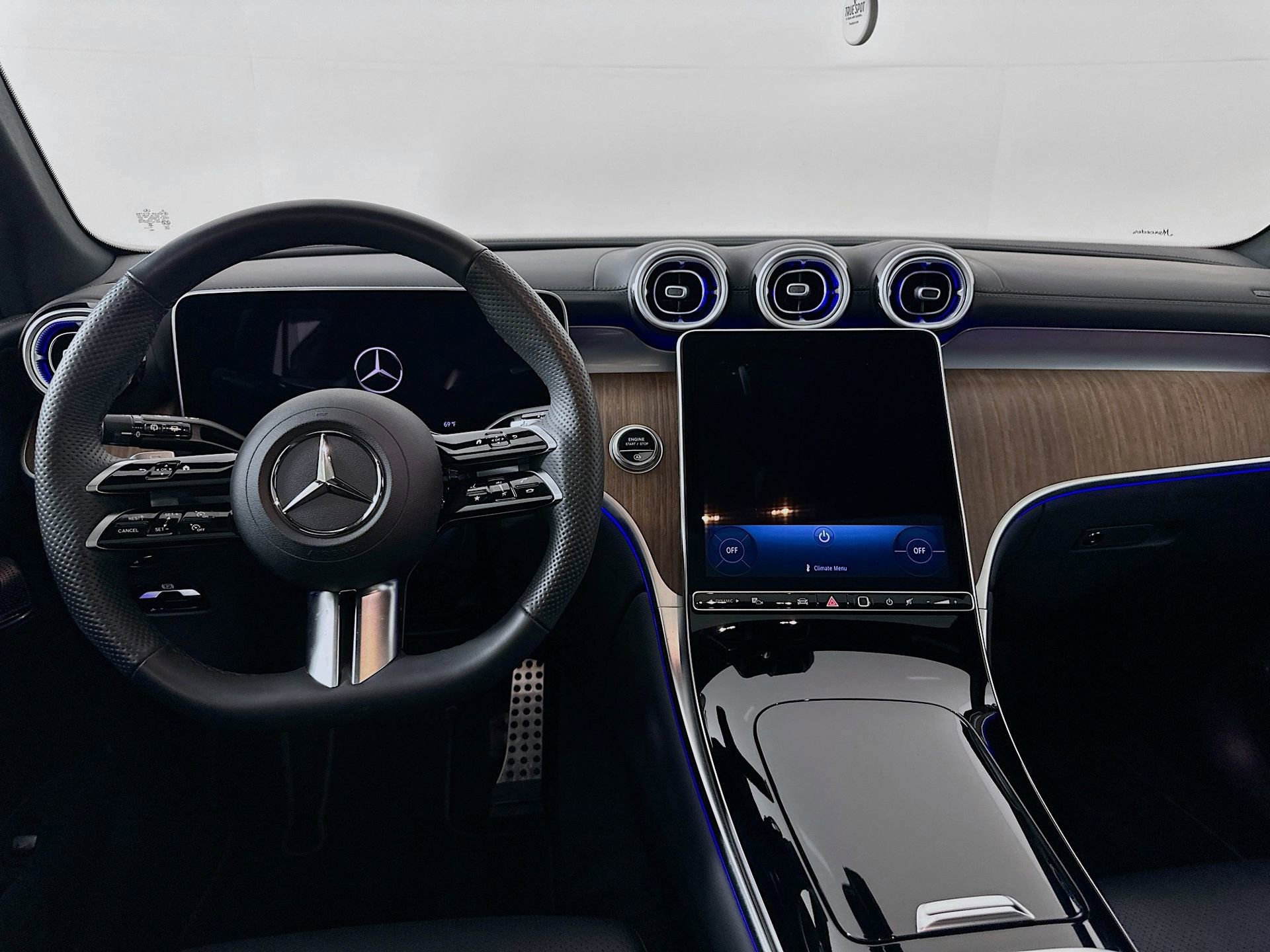 Used 2025 Mercedes-Benz GLC 300 4MATIC image 25