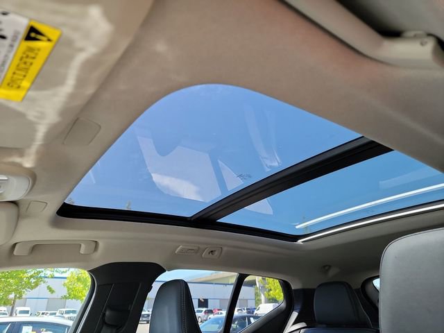 Used 2024 Volvo XC40 B5 Plus image 17