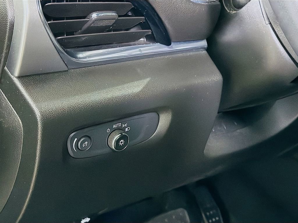 Used 2022 Chevrolet Traverse LT image 11