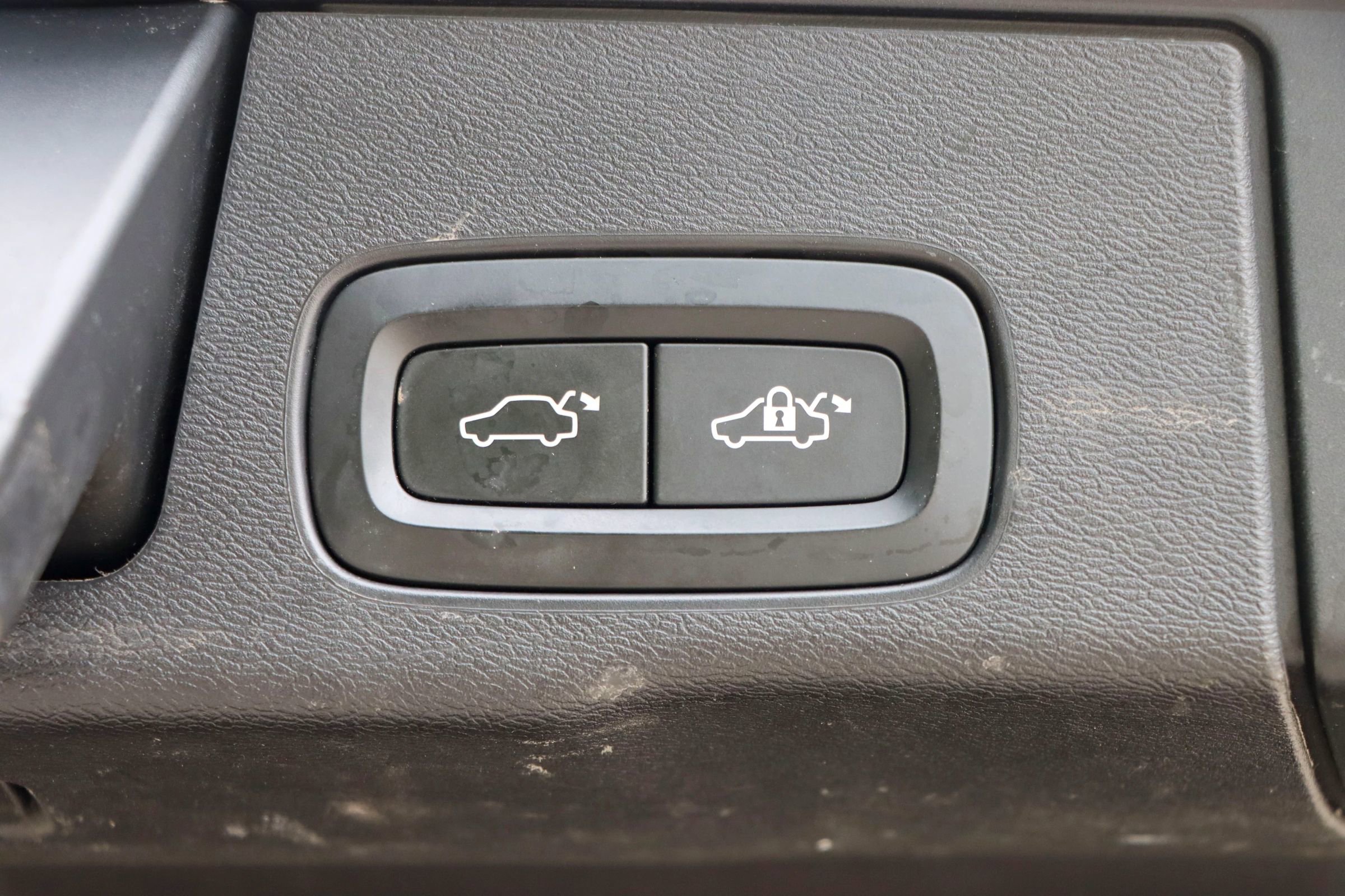 Used 2018 Volvo XC60 T5 R-Design w/ Convenience Package image 25