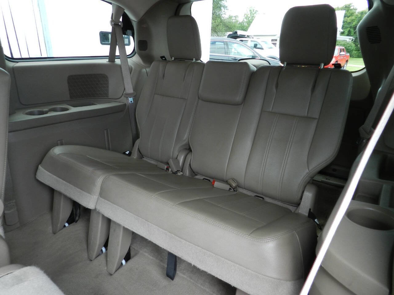 Used 2014 Chrysler Town & Country Touring FWD image 11