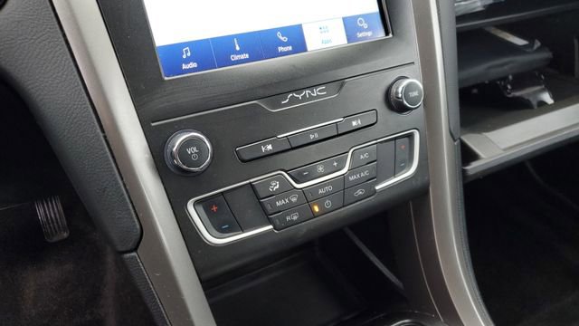 Used 2020 Ford Fusion SE image 18