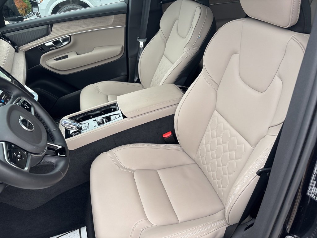 Certified 2025 Volvo XC90 B6 Plus image 21