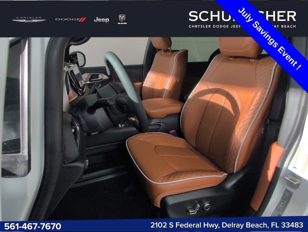 New 2025 Chrysler Pacifica Pinnacle w/ Trailer Tow Group AWD/4WD image 5