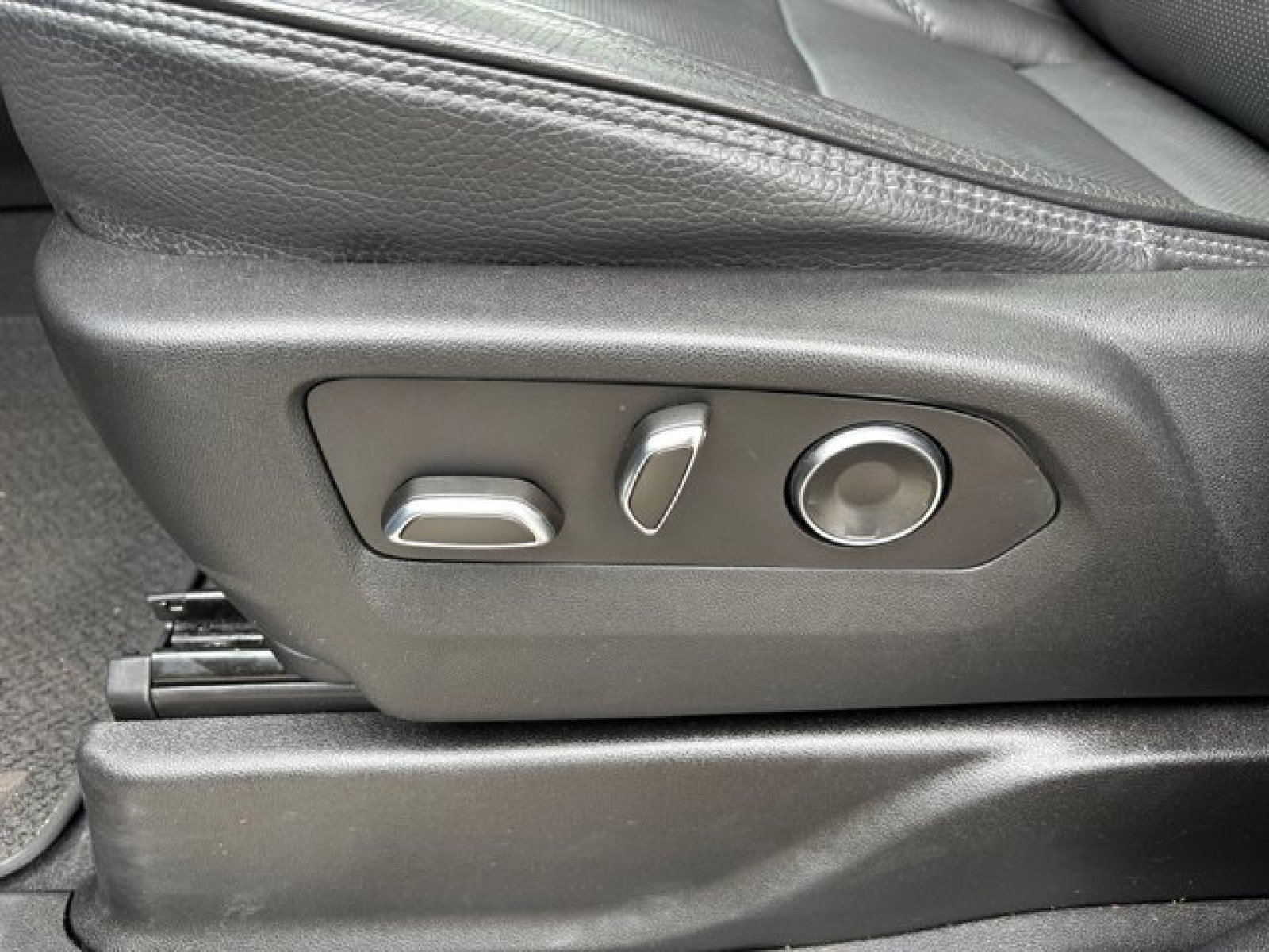 Used 2023 GMC Yukon Denali w/ Advanced Technology Package image 11