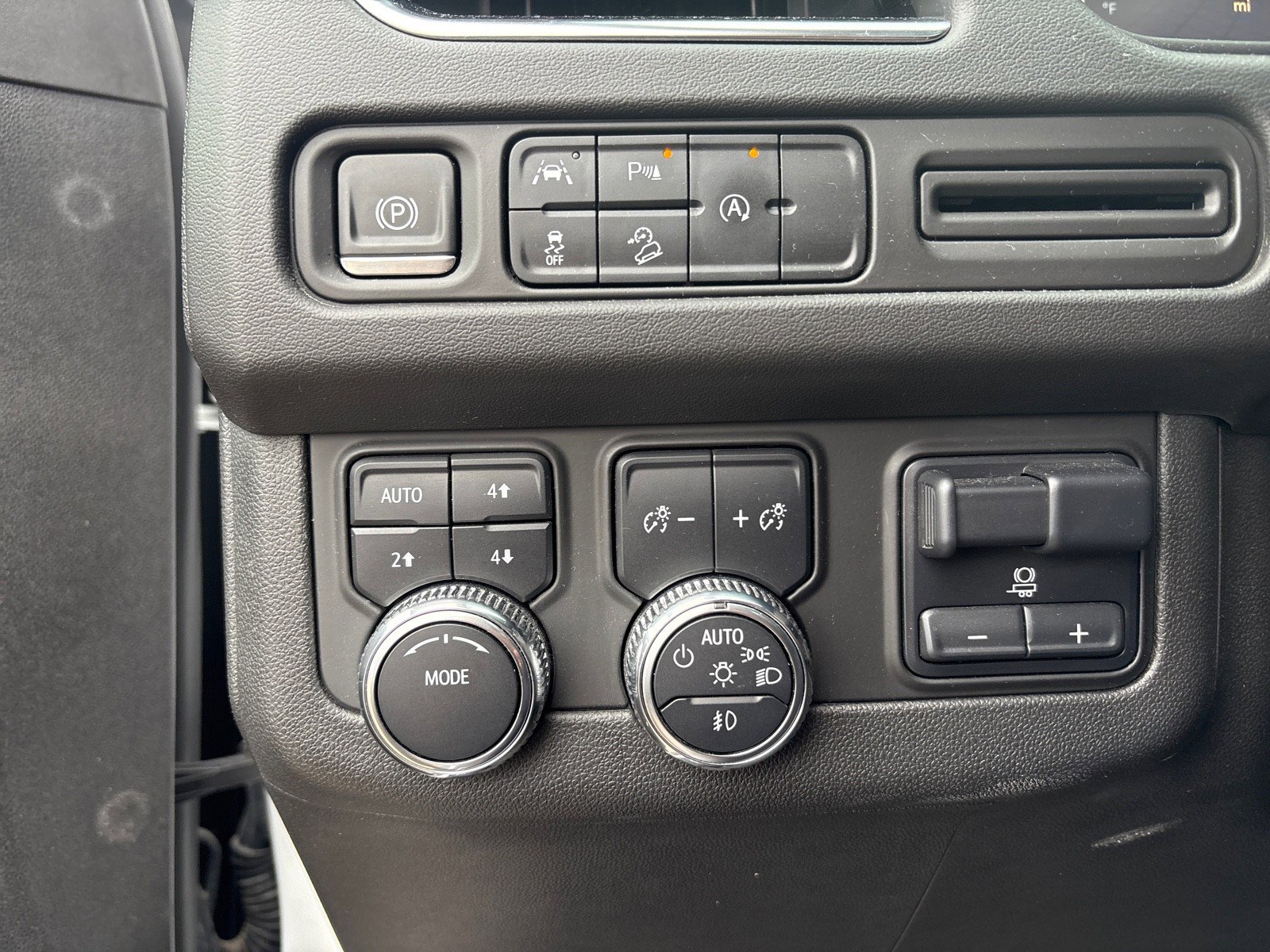 Used 2023 GMC Yukon AT4 w/ LPO, Floor Liner Package image 15