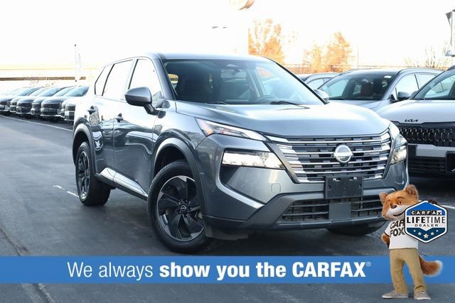 Used 2024 Nissan Rogue SV image 2