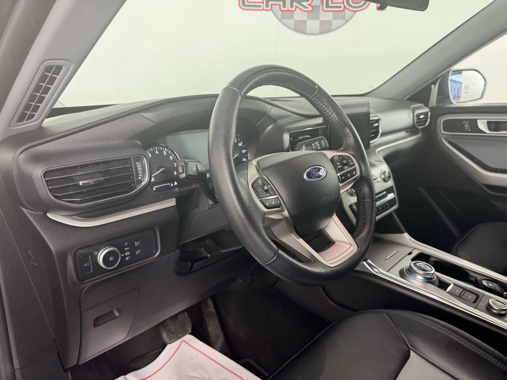 Used 2022 Ford Explorer XLT w/ Equipment Group 202A image 10