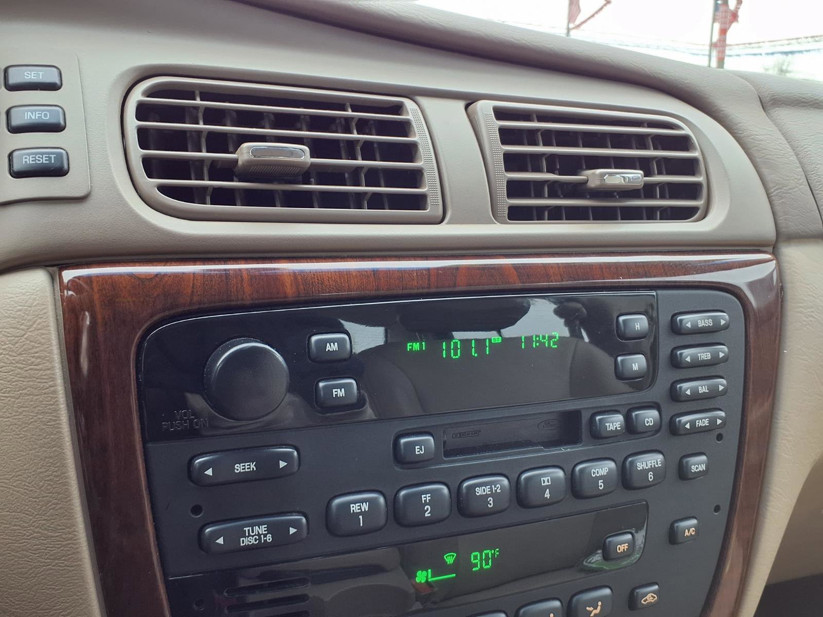 Used 2004 Ford Taurus SEL image 10