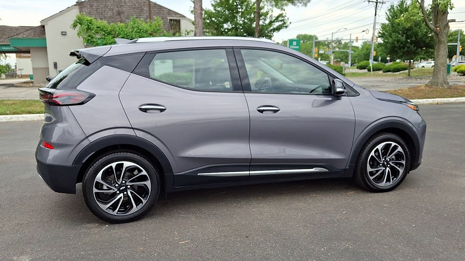 Certified 2023 Chevrolet Bolt EUV Premier FWD image 3