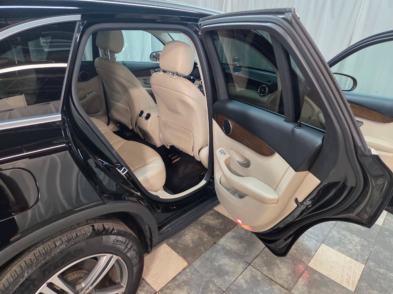 Used 2020 Mercedes-Benz GLC 300 4MATIC w/ Parking Assistance Package image 12