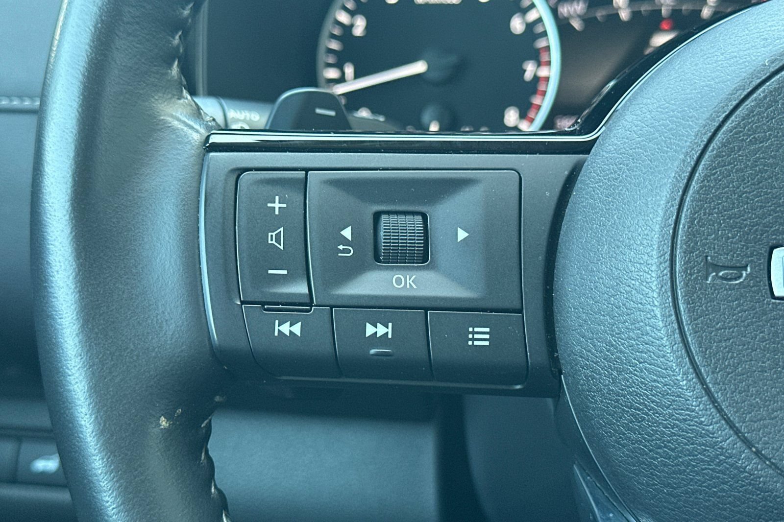 Certified 2025 Nissan Pathfinder SL FWD image 29