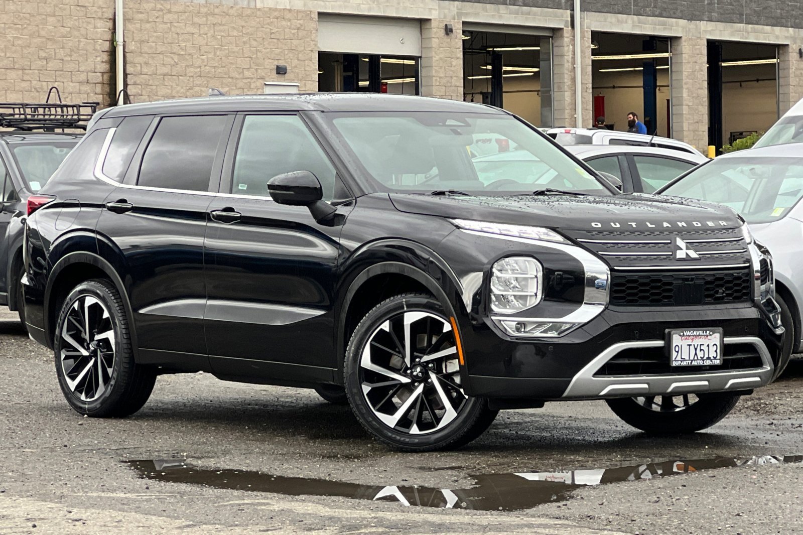 Used 2024 Mitsubishi Outlander SE image 2