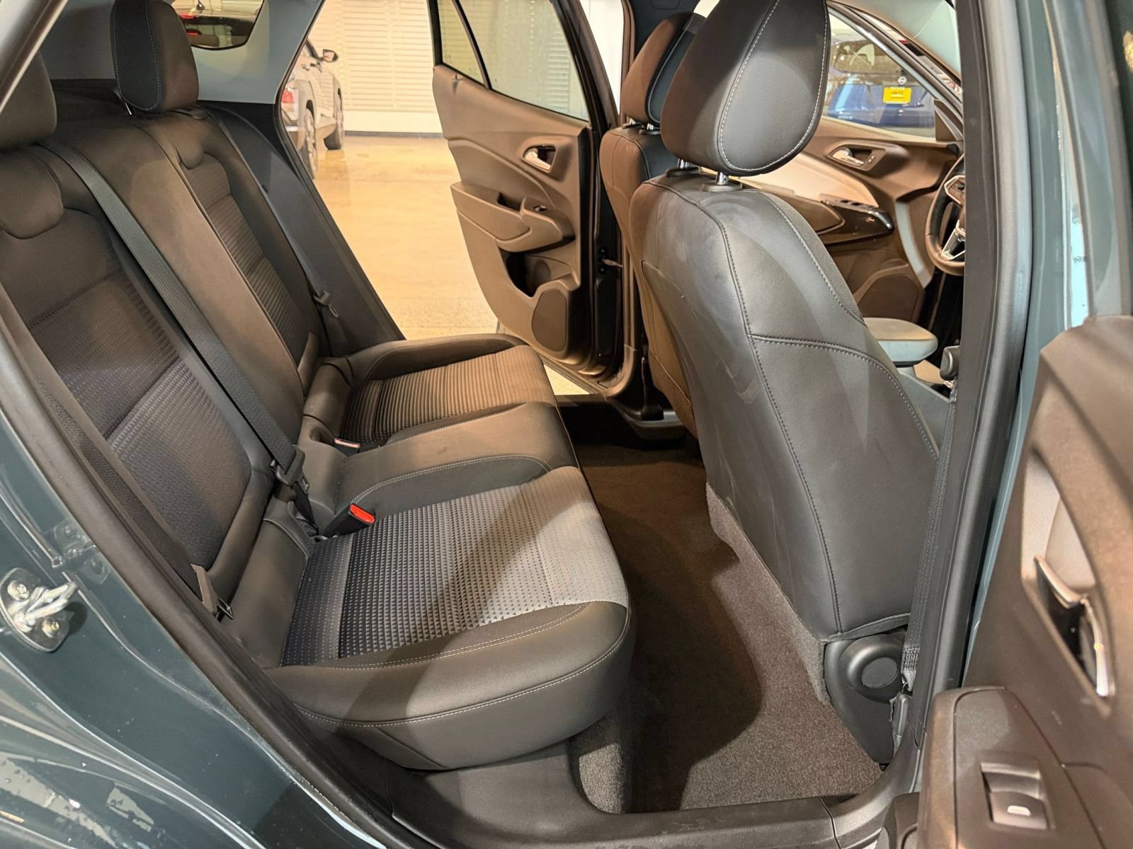 Used 2025 Chevrolet Trax LT w/ LT Convenience Package FWD image 36