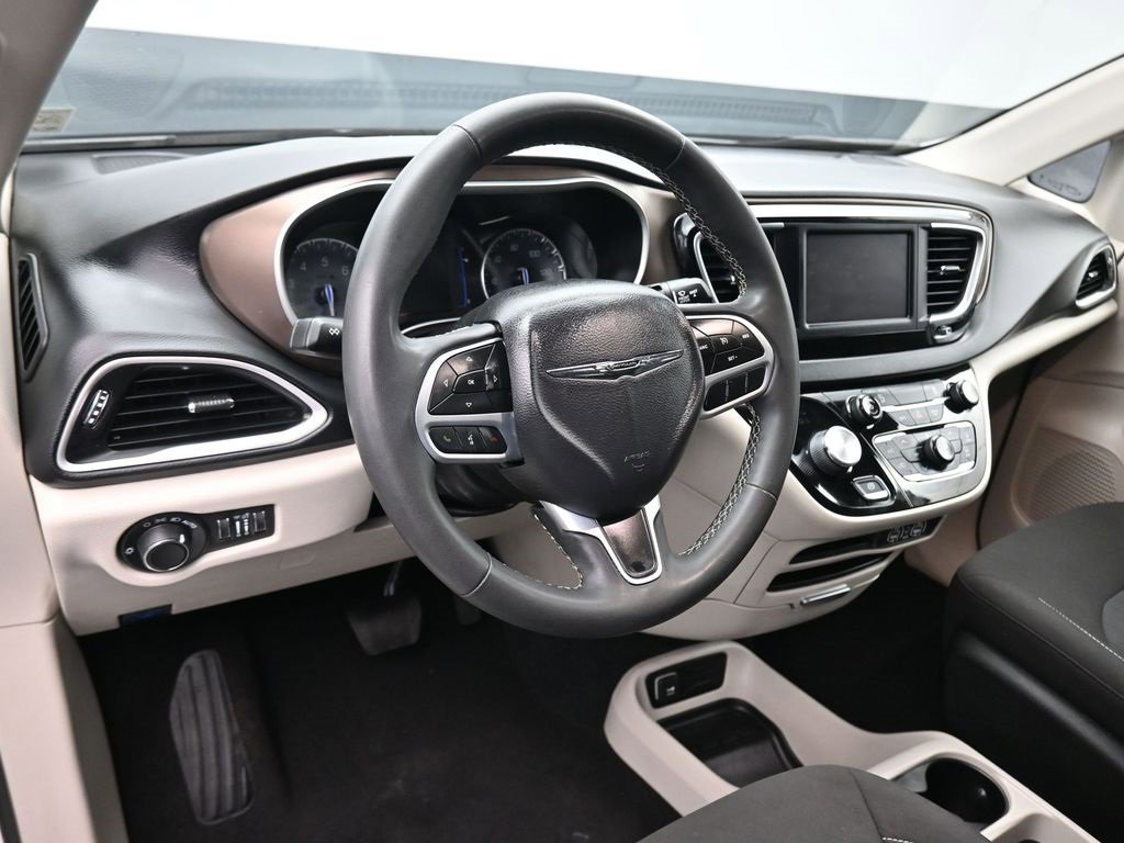 Used 2023 Chrysler Voyager LX image 13
