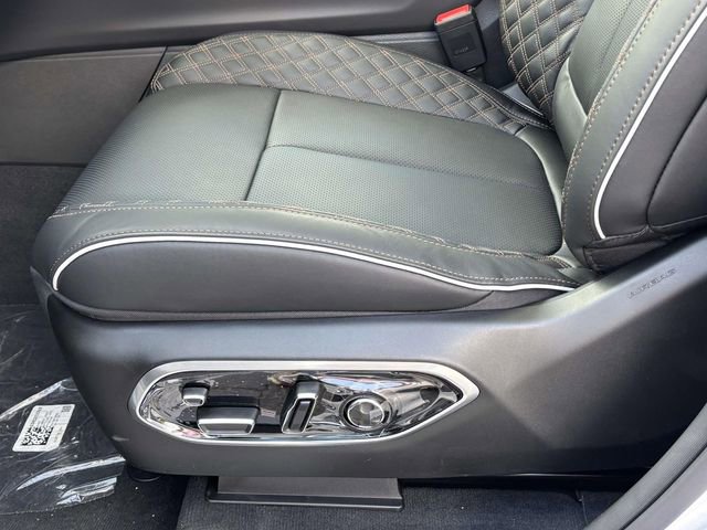 New 2026 Jeep Grand Cherokee Summit w/ Obsidian Package AWD/4WD image 15