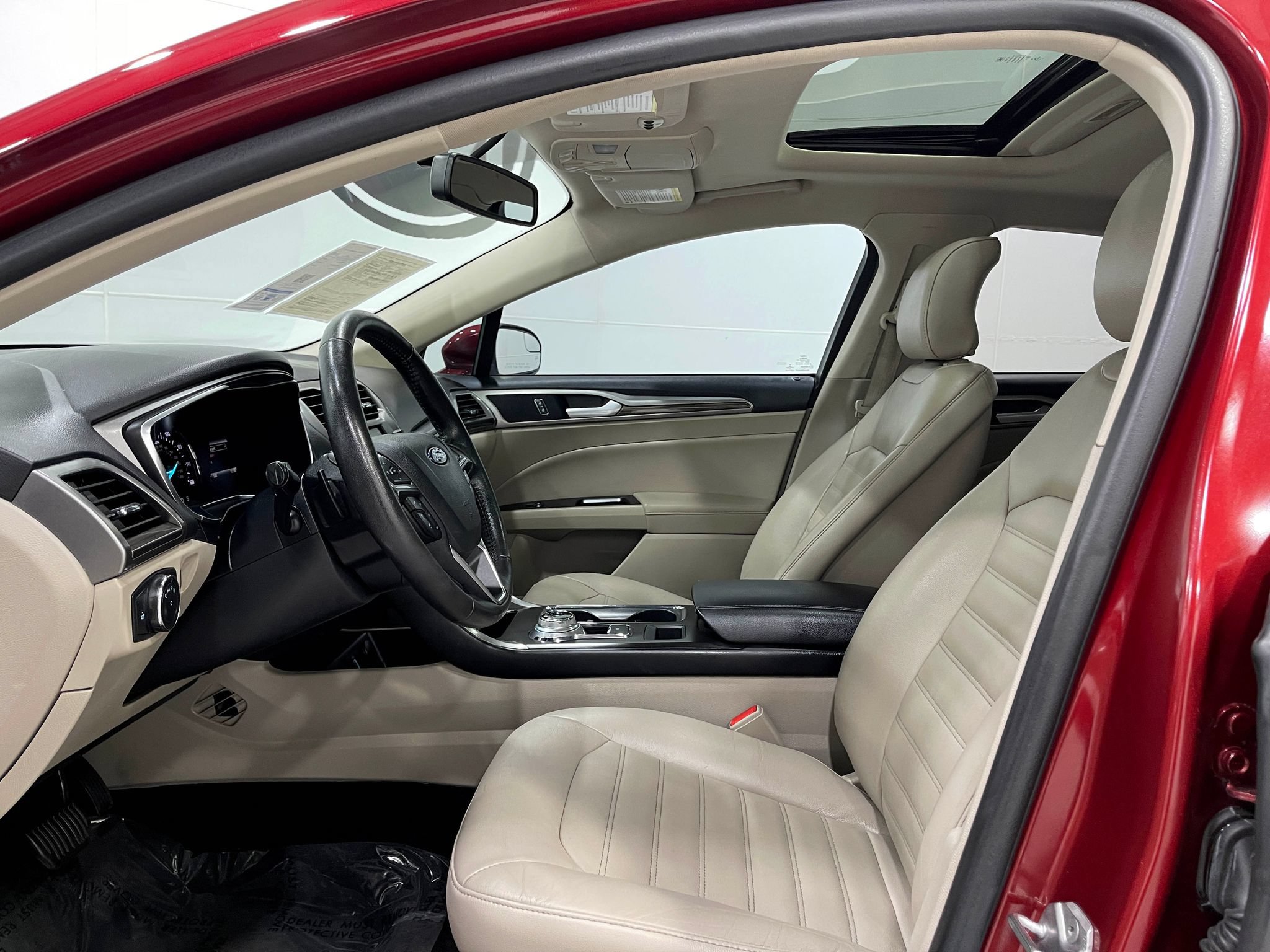Used 2018 Ford Fusion SE w/ Fusion SE Technology Package FWD image 13