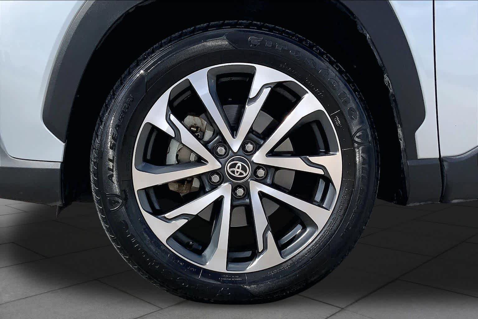 Used 2023 Toyota Corolla Cross XLE AWD/4WD image 11